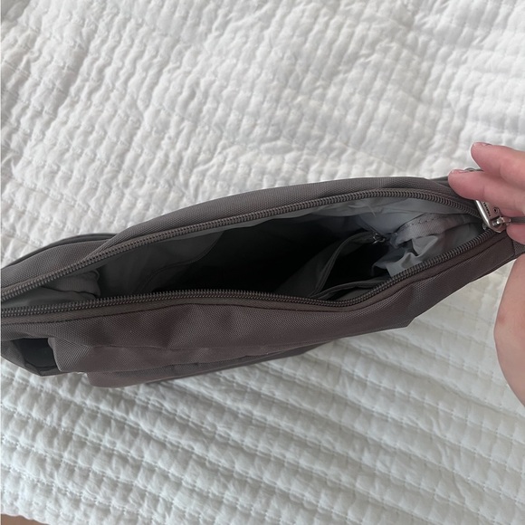 Travelon Anti-Theft Classic Messenger Bag - Picture 4 of 5